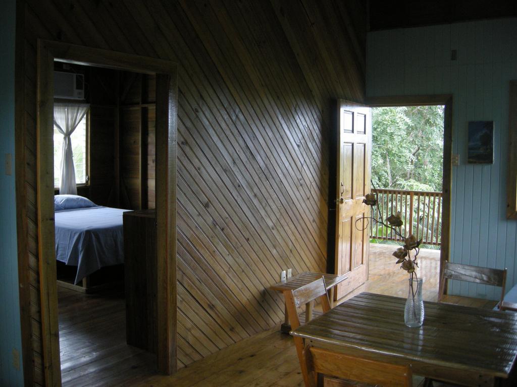 Apartments Chez Milady Utila Luaran gambar